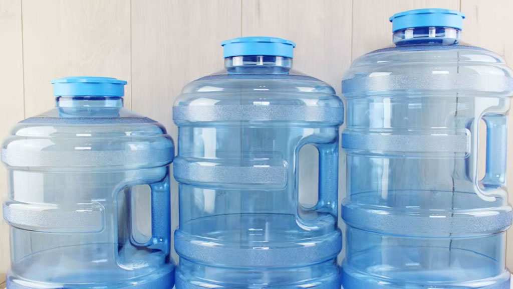 Bonbonnes d'eau de 5L, 12L et 18L alignées dans un espace de stockage professionnel